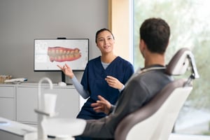 Beratungsgespräch in Zahnarztpraxis zu Intraoralscanner 